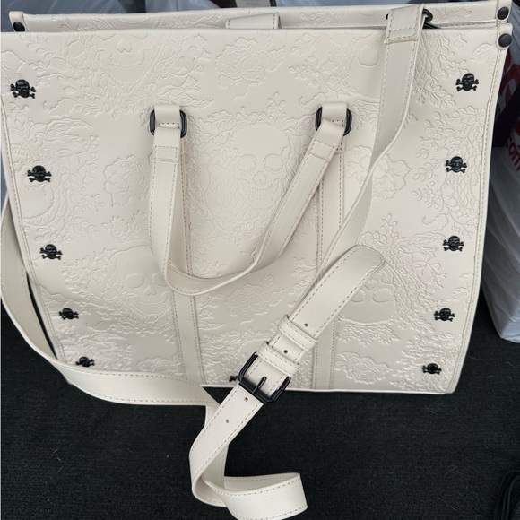 Betsey Johnson cream Halloween embossed Skull tote w Skull Keychain 2024 - Picture 2 of 14